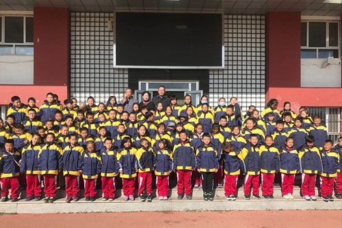 女企业家孙桂云向武川县第五小学给全校学生捐赠近百套棉服